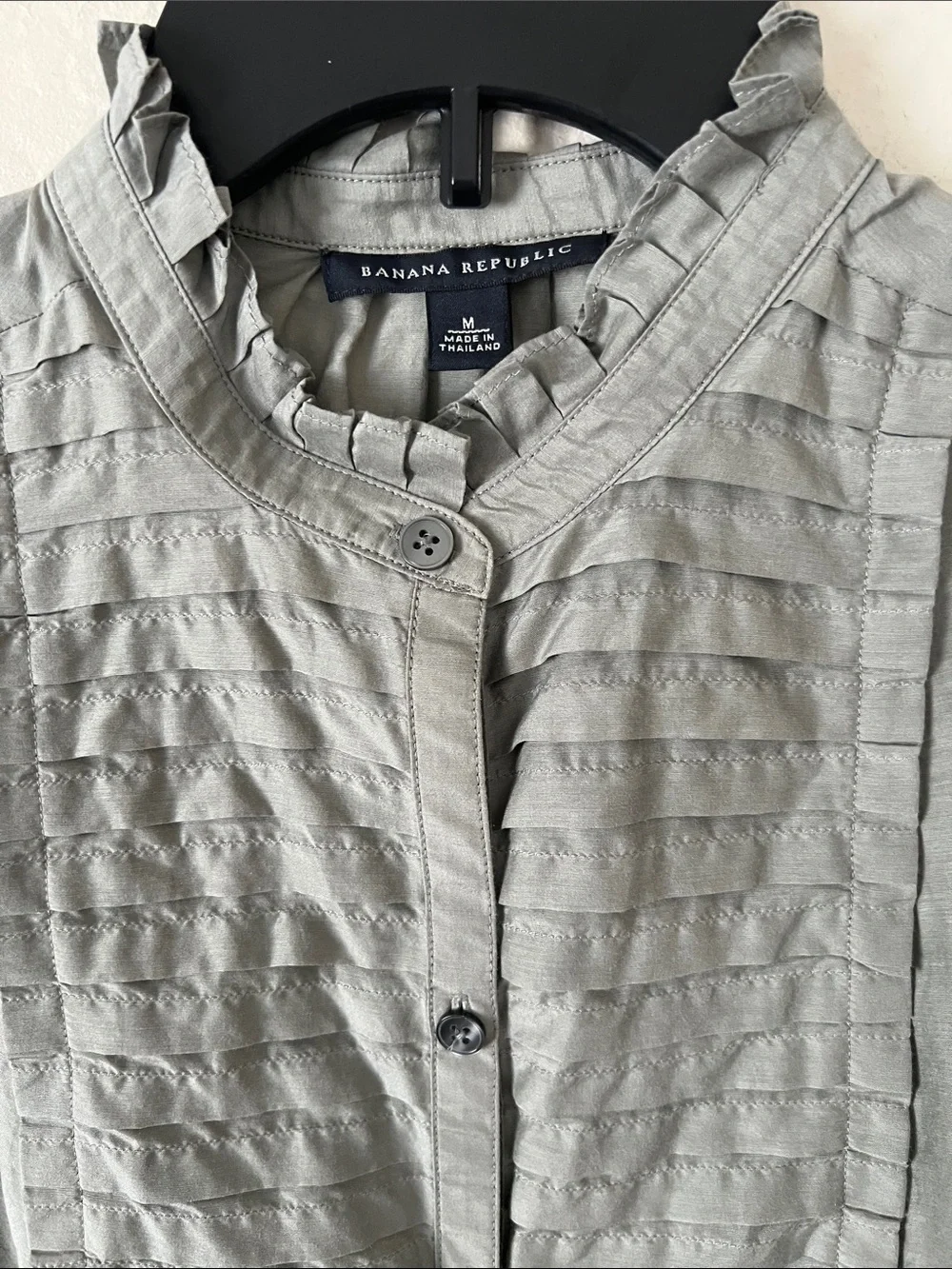 EUC BANANA REPUBLIC Cotton/Silk Blend Ruffled Front Short Sleeve Blouse Gray M